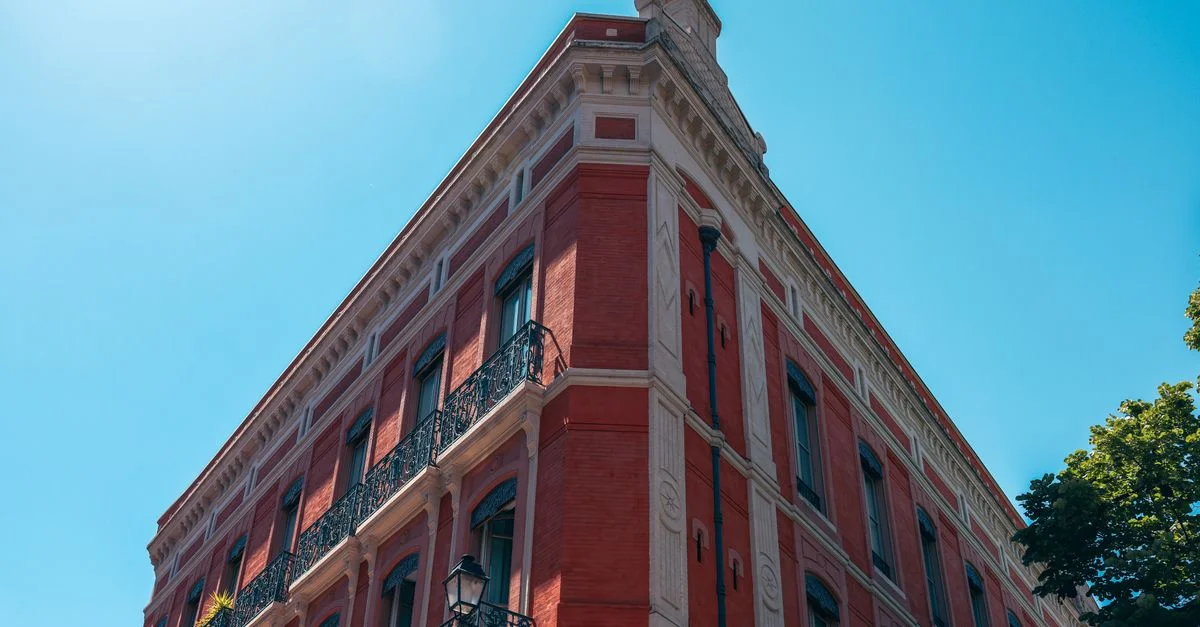 Superbe bâtiment historique en briques rouges à Toulouse, en France, sous un ciel bleu clair.