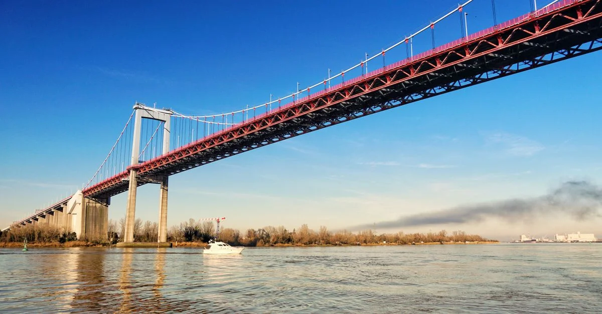 Vue panoramique du Pont d'Aquitaine enjambant la Garonne à Bordeaux, France.