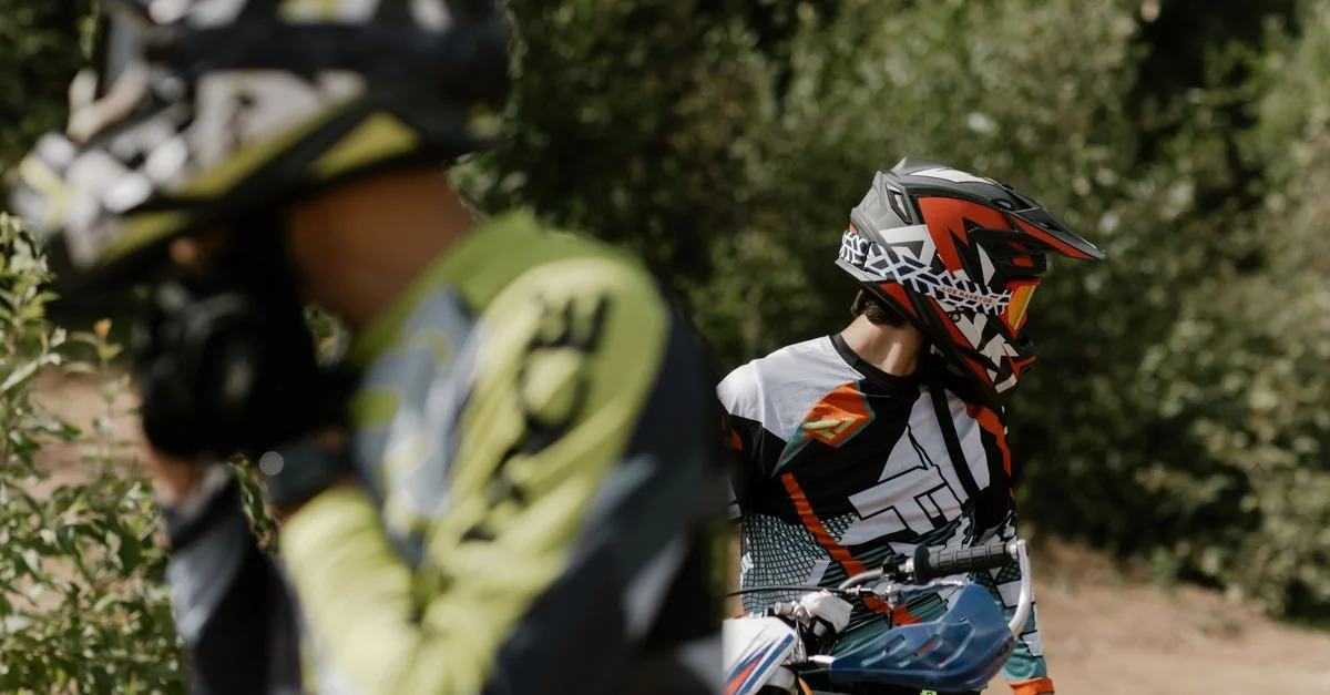 Deux motards en équipement de protection et casques roulant en extérieur. Parfait pour des thèmes d'aventure.